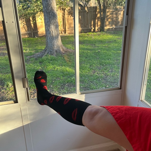 Shoe size 7-10.5 Black compression socks with red kiss 💋 print - Picture 2 of 3